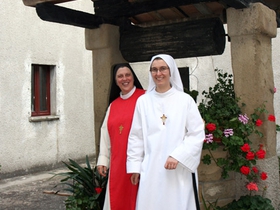 Suor Maria Gloria e Sonia davanti al pozzo del chiostro